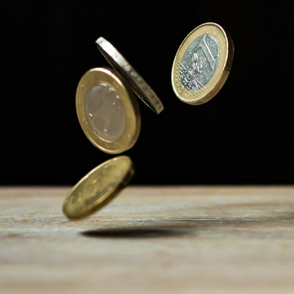 4 pièces de 1 € en l'air
