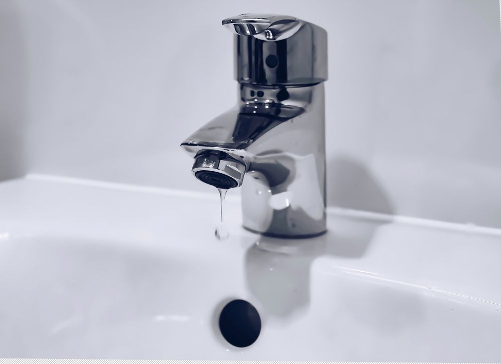Photo d'un robinet avec un filet d'eau qui coule