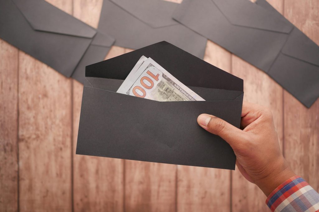 Enveloppe avec des billets à l'intérieur