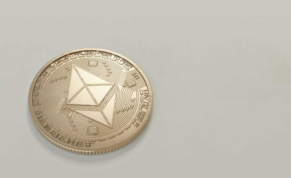 Une photo d'une pièce frappée d'image de la cryptomonnaie Ethereum.