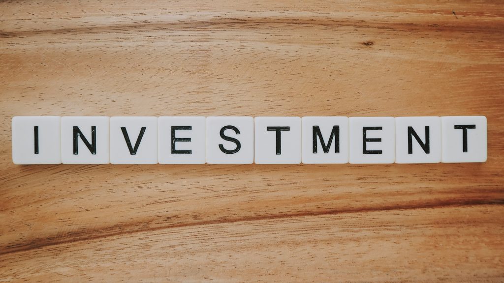 Investissement écrit en lettre de scrabble