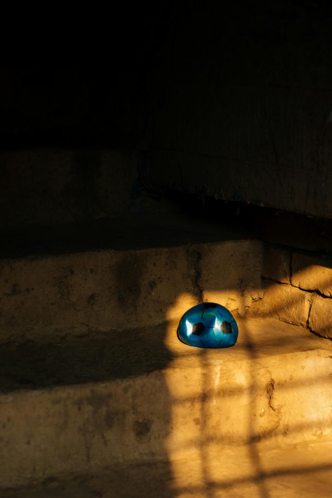 Une photo d'un ballon dégonflé bercée par le pénombre crépusculaire, renvoyant à l'image du phénomène de déflation.