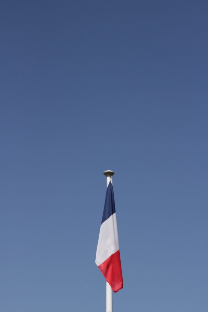 Photo du drapeau tricolore en berne
