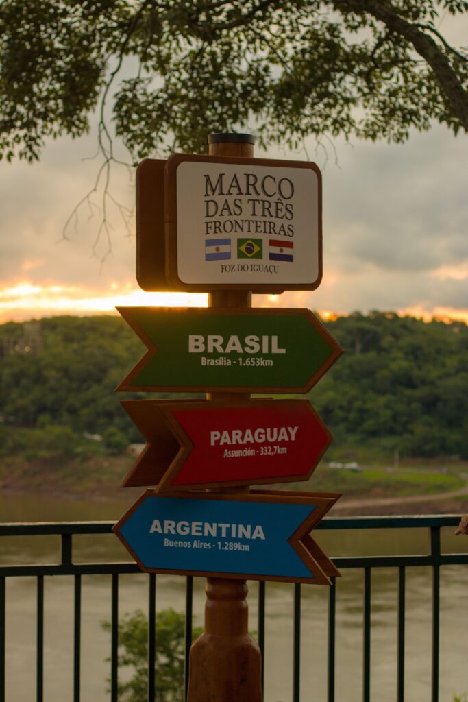 Panneau directionnel, indiquant 3 directions diverses : Brazil, Paraguay, Argentine